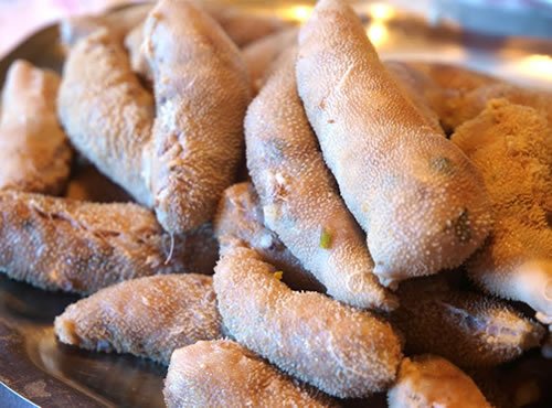 Plato de chiretas caseras sobre mesa de madera